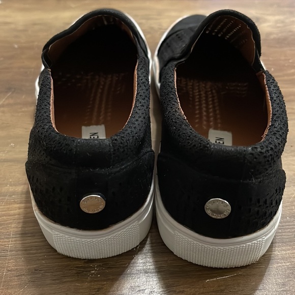Women’s Steve Madden Addie slip ons. Black. Size 9 - Picture 3 of 4